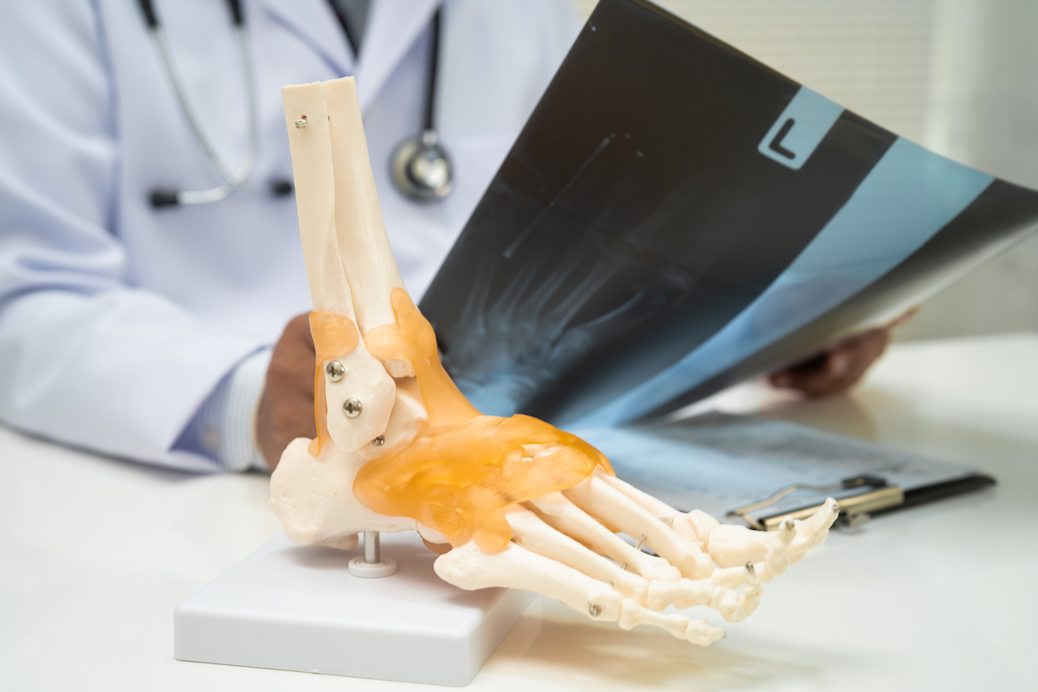 Paciente sentado consultando con traumatólogo sobre cuándo acudir a un centro de cirugía ortopédica y traumatología