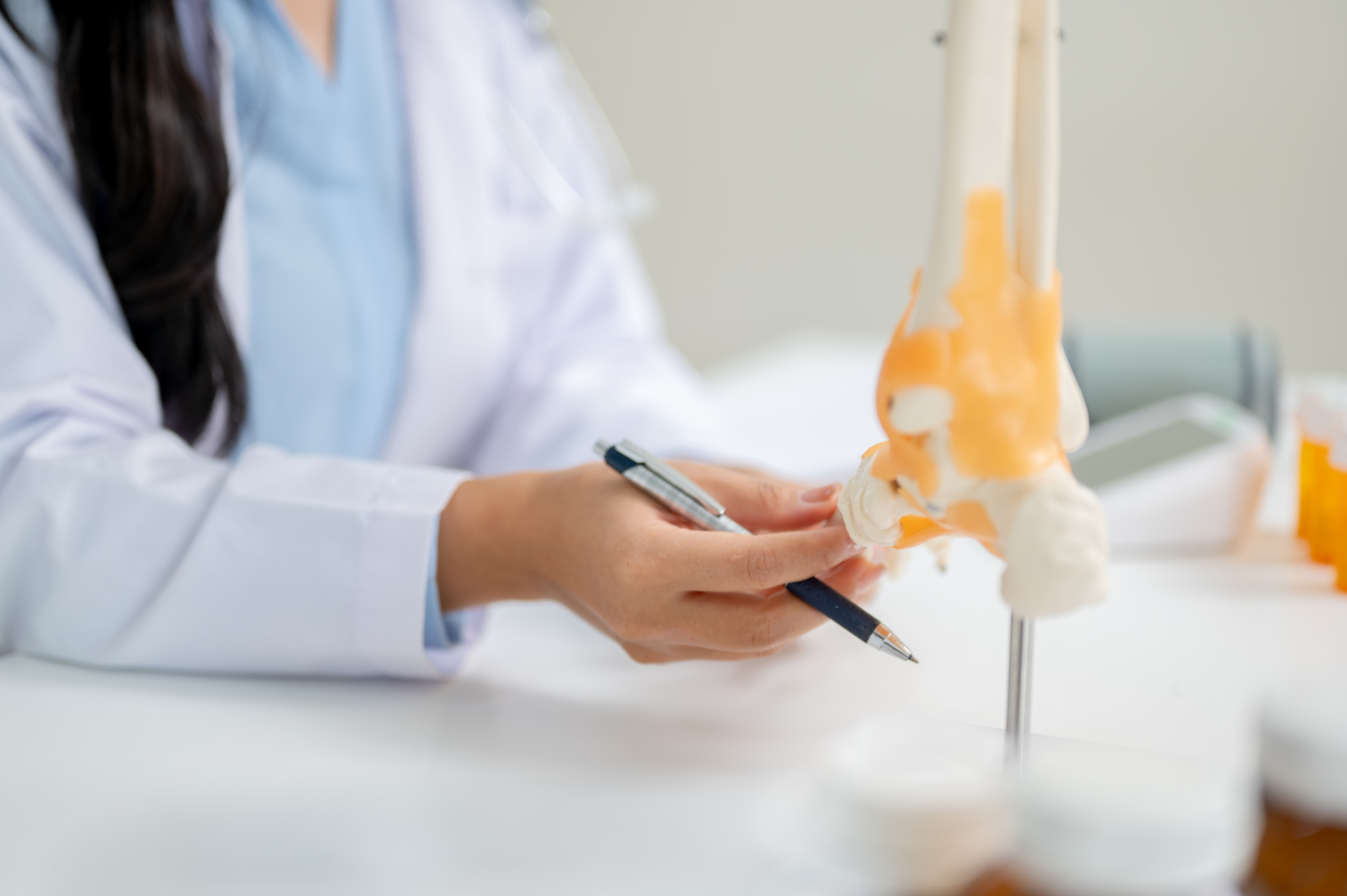 Médico mostrando tecnología avanzada para tratamientos innovadores de lesiones musculoesqueléticas en clínica ortopédica