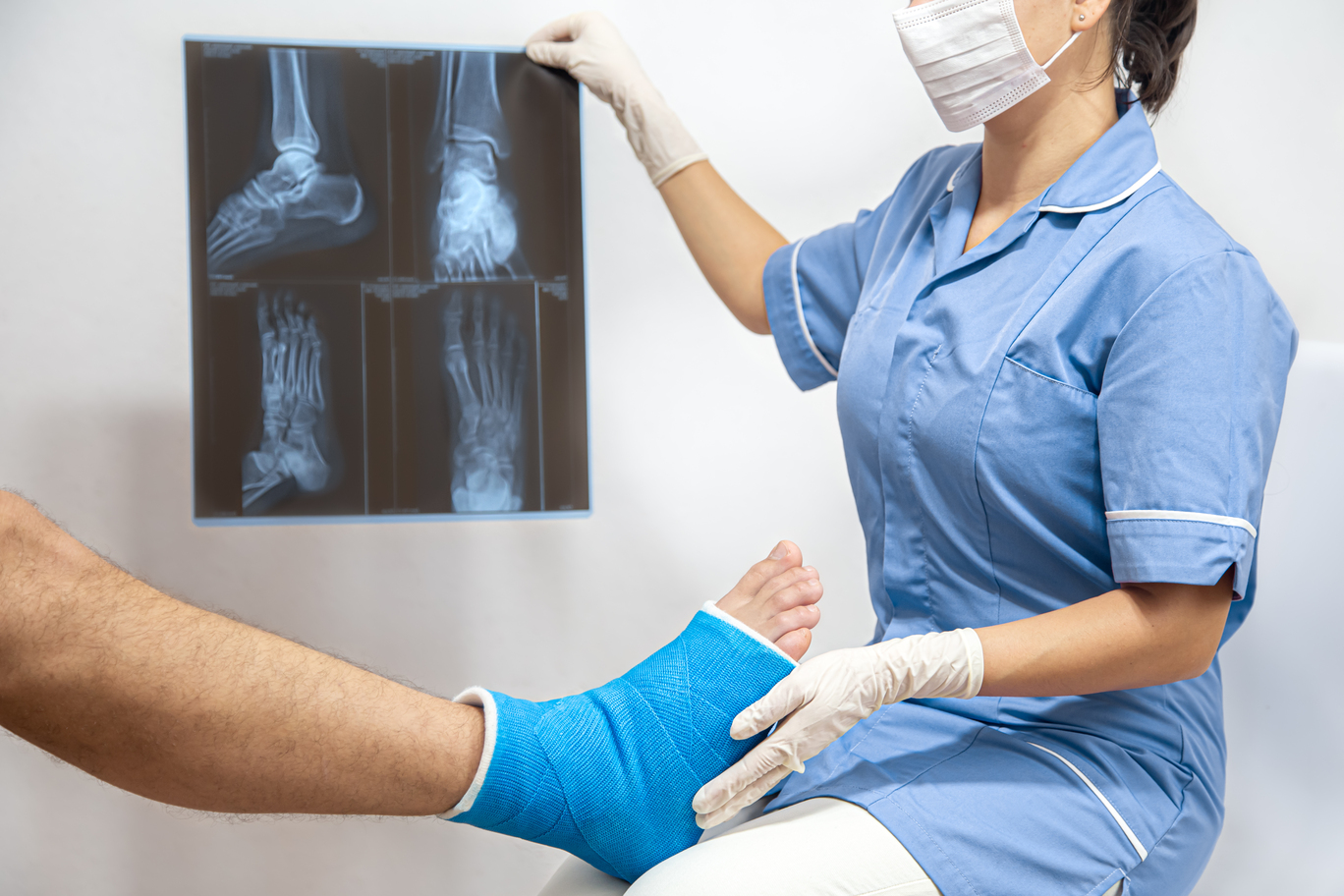 Vista del equipo profesional de un centro de cirugía ortopédica y traumatología atendiendo a pacientes en ambiente moderno